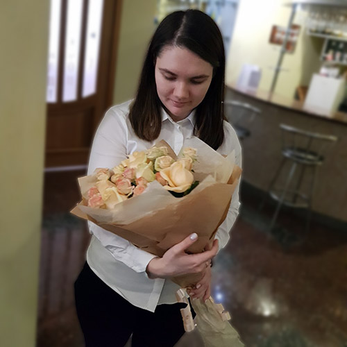 живе фото товару "Кремовая роза и спрей"