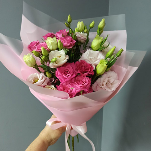 кущові троянди та еустоми фото букета