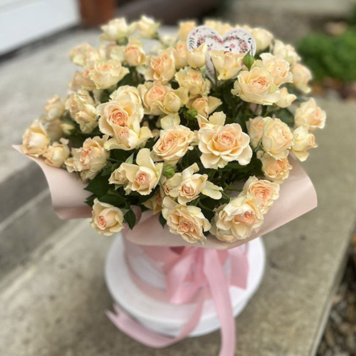 кустовые розы в шляпной коробке фото букета