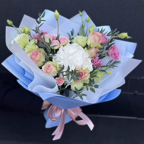 букет з гортензією, трояндами, еустомами і гвоздиками фото