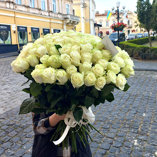 101 импортная белая роза в ИФ фото букета