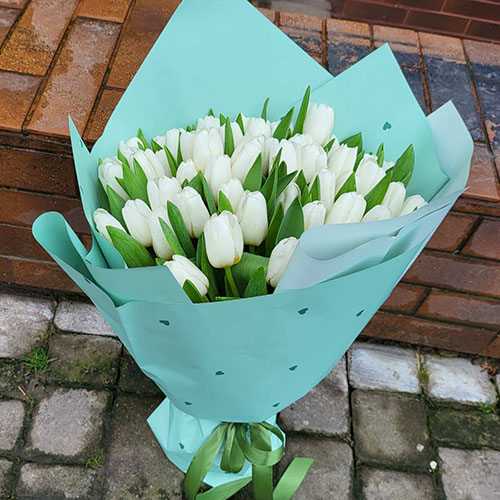 фото товара 35 білих тюльпанів у крафт