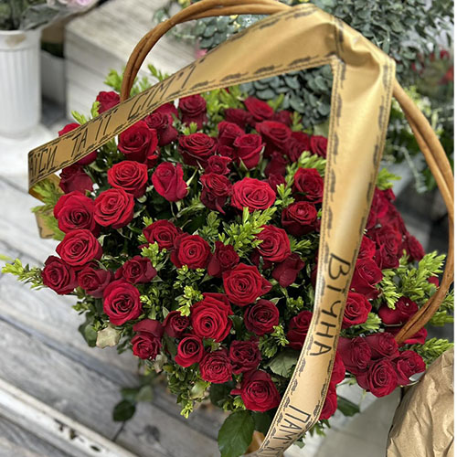 фото товара 70 красных роз в корзине на похороны