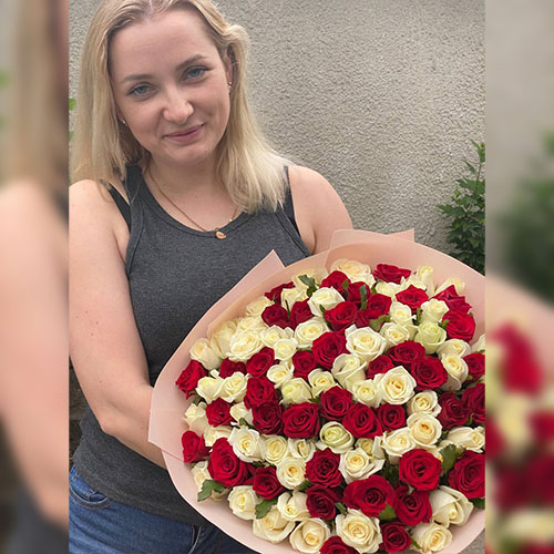 Фотографія доставленого букета 101 троянда мікс червона і біла (50 см)