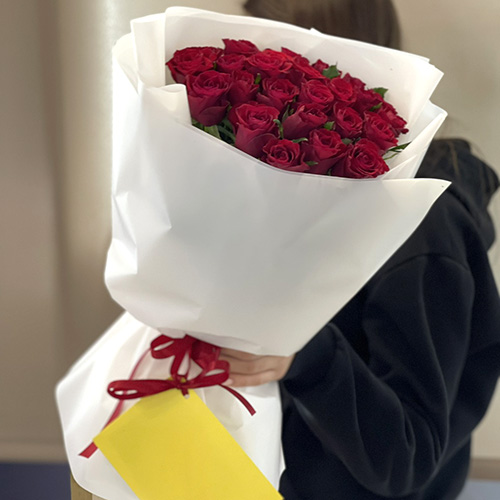 коротка червона роза фото букета 25 червоних троянд