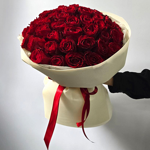 букет з 51 короткої червоної троянди фото