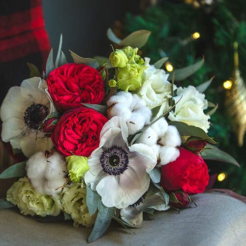 зимовий букет з трояндами та бавовною фото зимового букета з трояндами, бавовною, еустомами